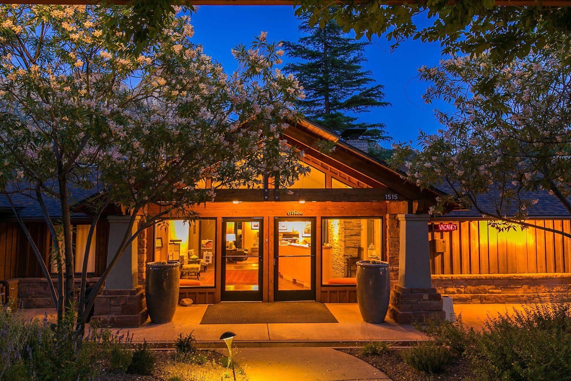 Driftwood Lodge Спрингдейл Екстериор снимка